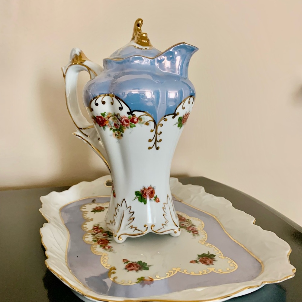 LN- Elegant Blue and Gold Porcelain 5 Piece Tea Set. A perfect decor piece. - Picture 16 of 16